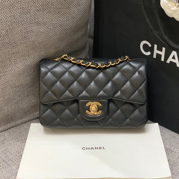 borsa a patta mini 20 cm in pelle di agnello nera con finiture dorate 