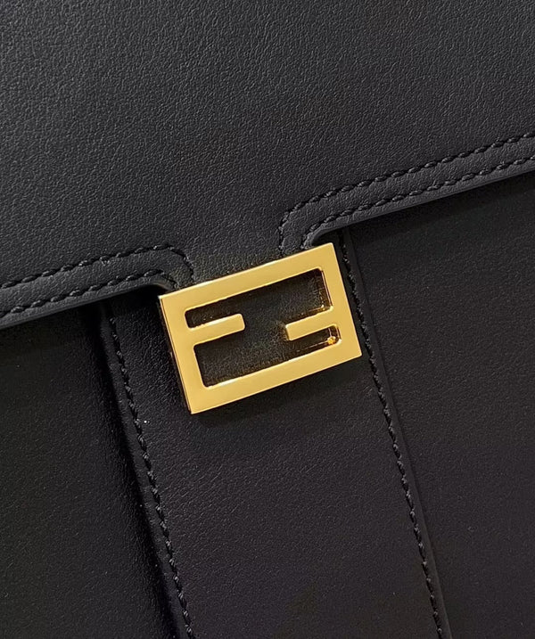 BORSA FENDI PEEKABOO 33 IN PELLE DI VITELLO NERA CON CINTURINO E FERRAMENTA ORO