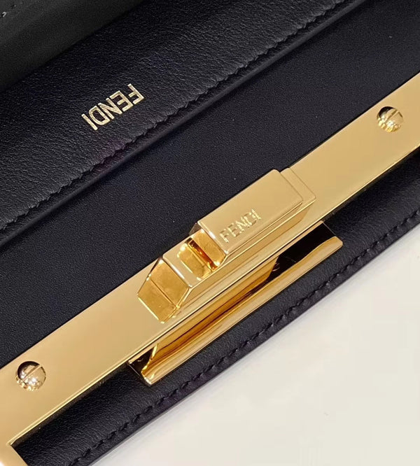 BORSA FENDI PEEKABOO 33 IN PELLE DI VITELLO NERA CON CINTURINO E FERRAMENTA ORO