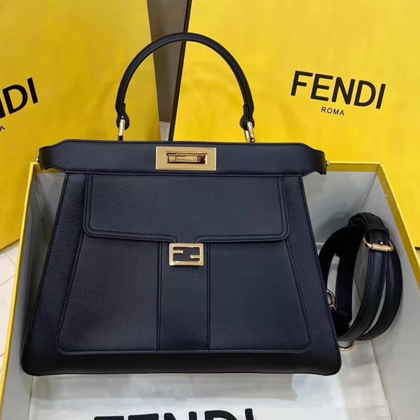 BORSA FENDI PEEKABOO 33 IN PELLE DI VITELLO NERA CON CINTURINO E FERRAMENTA ORO