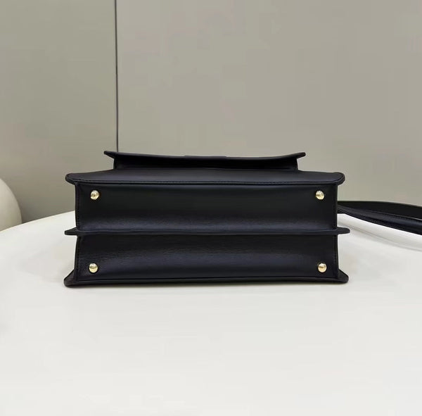 BORSA FENDI PEEKABOO 33 IN PELLE DI VITELLO NERA CON CINTURINO E FERRAMENTA ORO