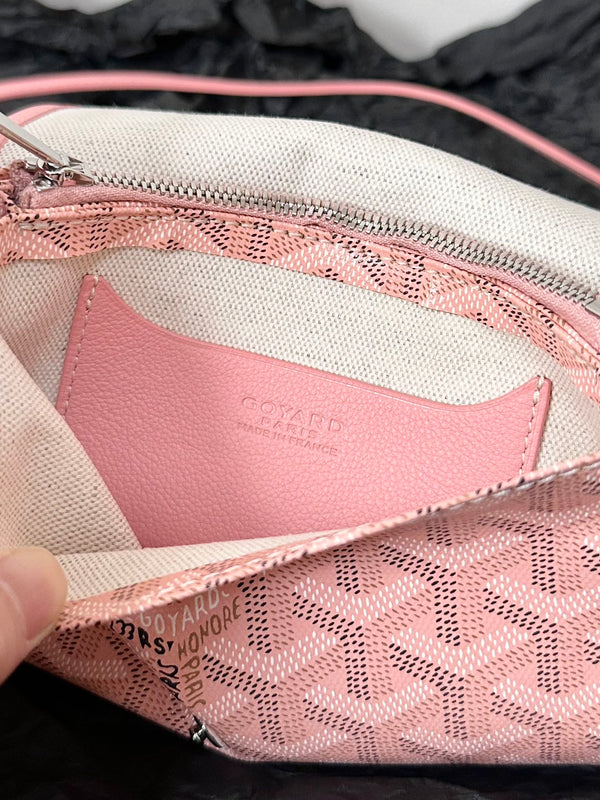 PORTAFOGLIO PLUMET POCKET 20 IN TELA GOYARDINE ROSA E PROFILI IN AGNELLO