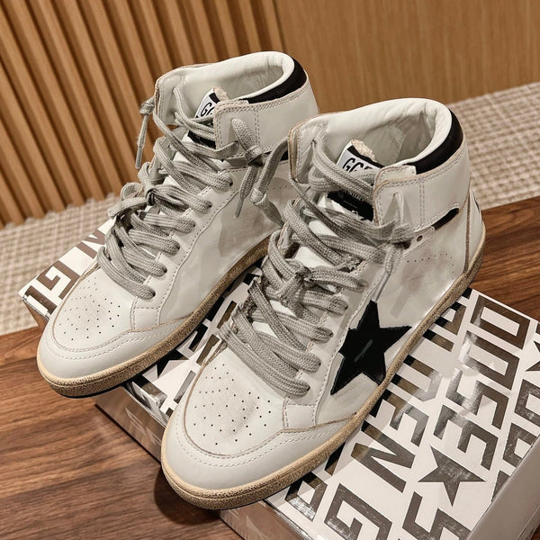 SNEAKERS SKY-STAR IN PELLE DI AGNELLO NAPPA BIANCA CON STELLA NERA E LINGUETTA SUL TALLONE