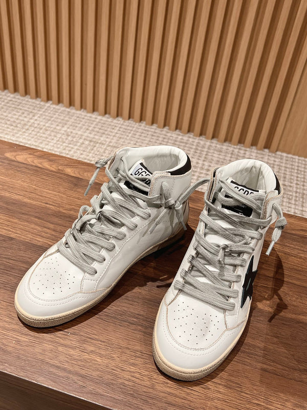 SNEAKERS SKY-STAR IN PELLE DI AGNELLO NAPPA BIANCA CON STELLA NERA E LINGUETTA SUL TALLONE