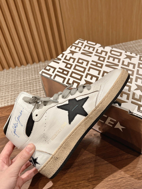 SNEAKERS SKY-STAR IN PELLE DI AGNELLO NAPPA BIANCA CON STELLA NERA E LINGUETTA SUL TALLONE