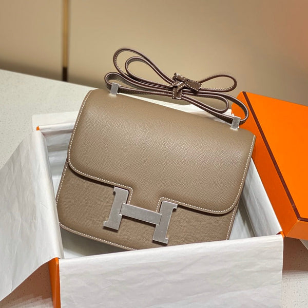 constance 24 etoupe pelle epsom hardware argento