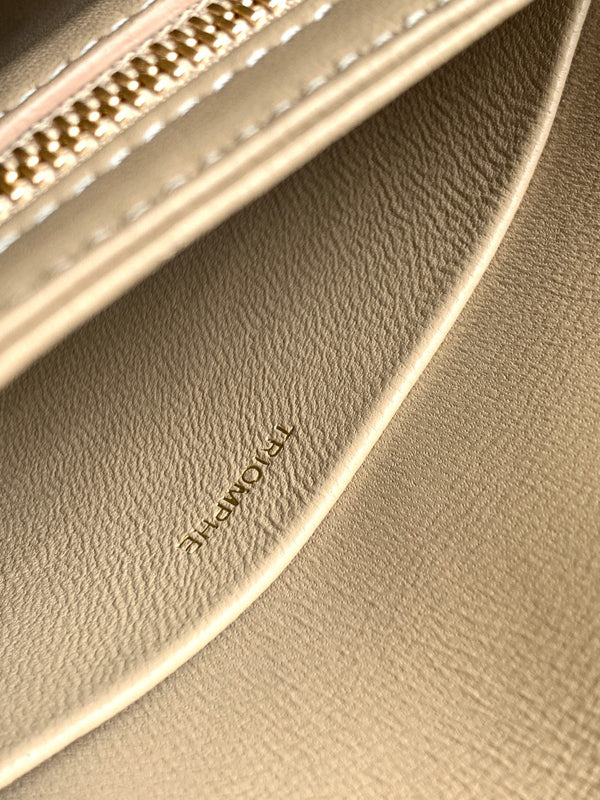teen besace triomphe 18.5 in pelle di vitello beige con catena