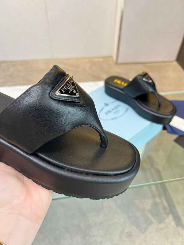 SANDALI CON ZEPPA INFRADITO IN NAPPA MORBIDA E IMBOTTITA PRA IN PELLE DI AGNELLO NERA