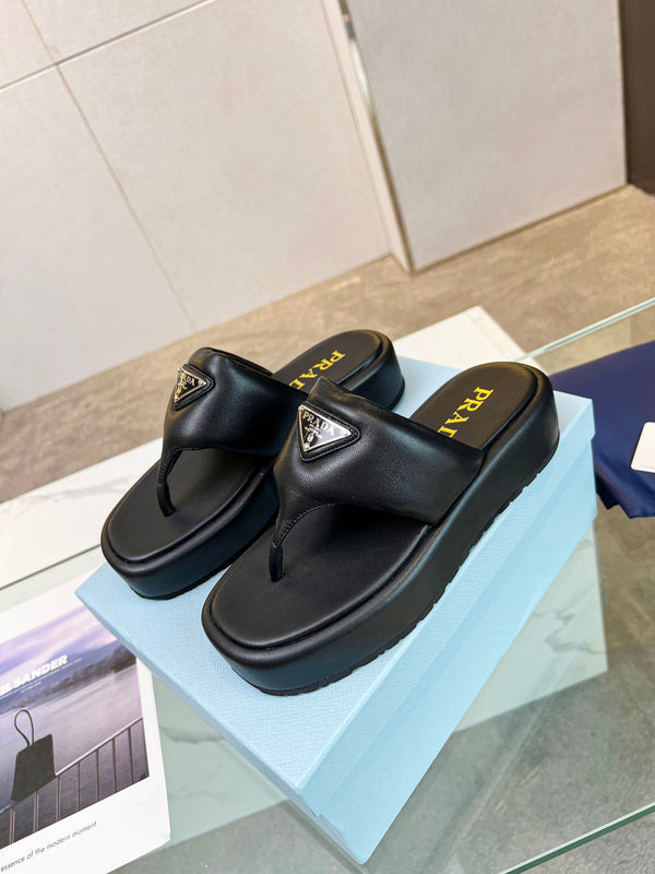 SANDALI CON ZEPPA INFRADITO IN NAPPA MORBIDA E IMBOTTITA PRA IN PELLE DI AGNELLO NERA