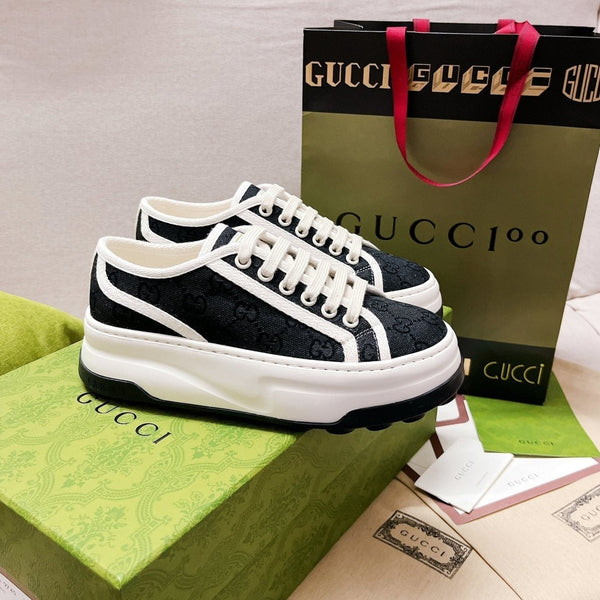 Sneakers stringate in tela GG nere e bianche