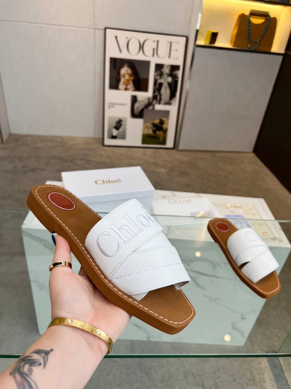 CHLOÉ WOODY MULE IN WHITE LAMBSKIN WITH EMBROIDERED LOGO