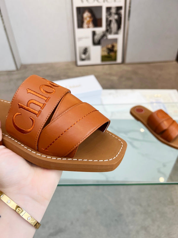 CHLOÉ WOODY MULE IN BRONZE BROWM LAMBSKIN WITH EMBROIDERED LOGO