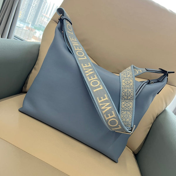 Borsa a tracolla unisex Cubi Shoulder Crossbody con cerniera e tote bag Loew in pelle di vitello liscia blu