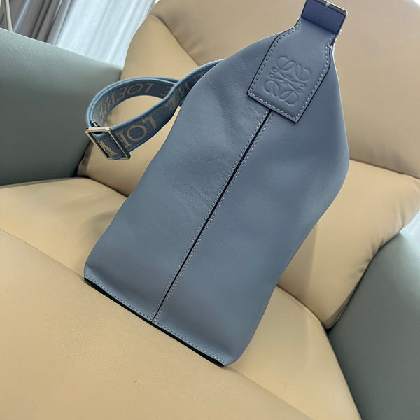 Borsa a tracolla unisex Cubi Shoulder Crossbody con cerniera e tote bag Loew in pelle di vitello liscia blu