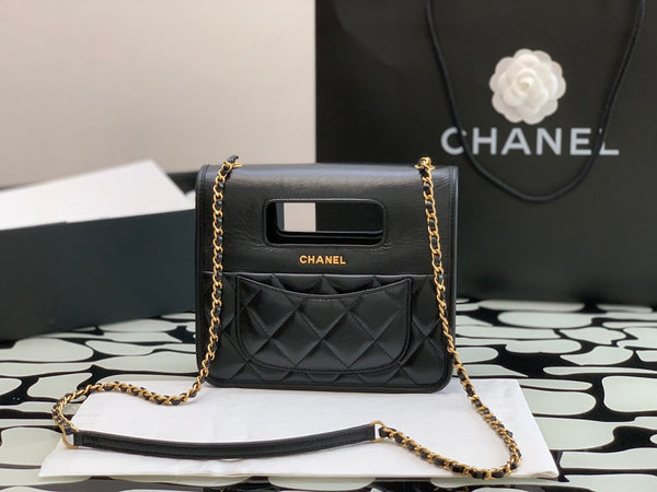 Borsa CC Quilted Mini Graphic Catch Flap in pelle di agnello nera