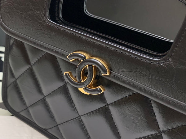 Borsa CC Quilted Mini Graphic Catch Flap in pelle di agnello nera