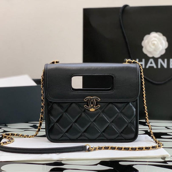 Borsa CC Quilted Mini Graphic Catch Flap in pelle di agnello nera