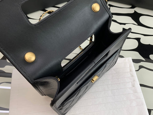 Borsa CC Quilted Mini Graphic Catch Flap in pelle di agnello nera