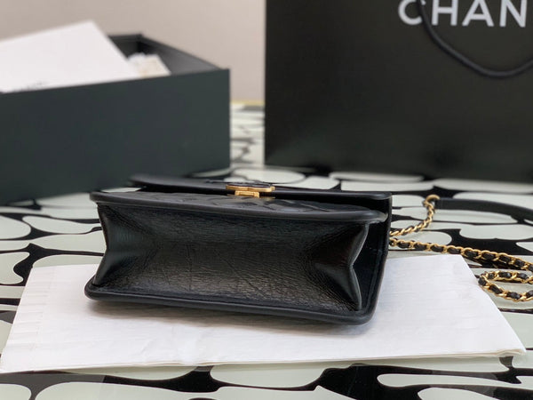 Borsa CC Quilted Mini Graphic Catch Flap in pelle di agnello nera