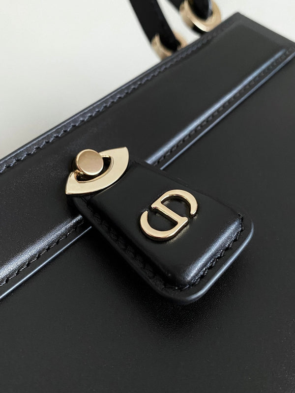 BORSA A MANO MEDIA 22 CHIAVI IN PELLE DI VITELLO NERA
