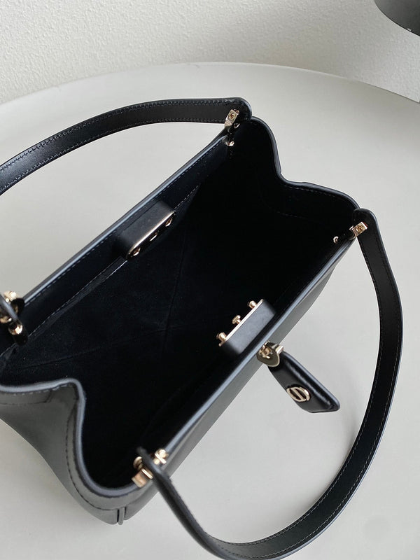 BORSA A MANO MEDIA 22 CHIAVI IN PELLE DI VITELLO NERA