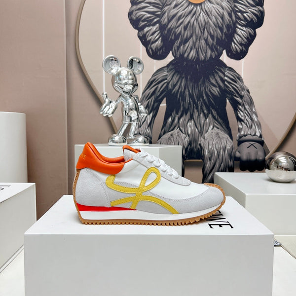 SNEAKER FLOW RUNNER IN PELLE SCAMOSCIATA E PELLE DI MONTONE COLOR GRIGIO CHIARO E ARANCIONE VIVO