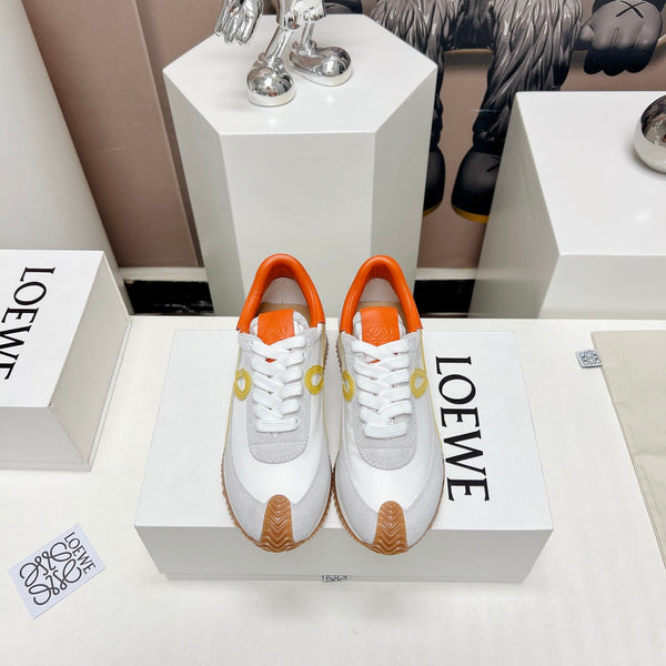 SNEAKER FLOW RUNNER IN PELLE SCAMOSCIATA E PELLE DI MONTONE COLOR GRIGIO CHIARO E ARANCIONE VIVO