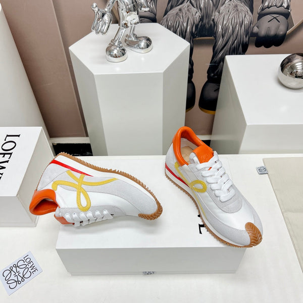 SNEAKER FLOW RUNNER IN PELLE SCAMOSCIATA E PELLE DI MONTONE COLOR GRIGIO CHIARO E ARANCIONE VIVO