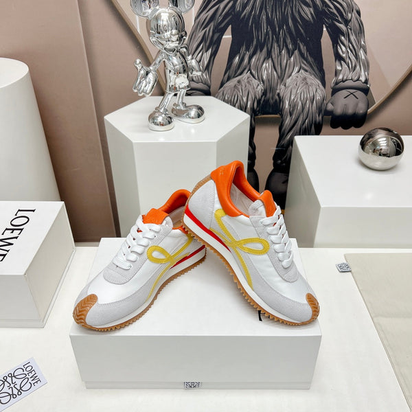 SNEAKER FLOW RUNNER IN PELLE SCAMOSCIATA E PELLE DI MONTONE COLOR GRIGIO CHIARO E ARANCIONE VIVO