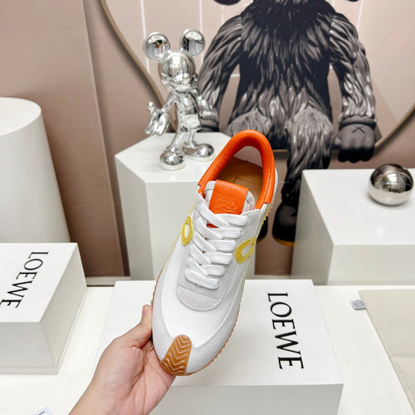 SNEAKER FLOW RUNNER IN PELLE SCAMOSCIATA E PELLE DI MONTONE COLOR GRIGIO CHIARO E ARANCIONE VIVO