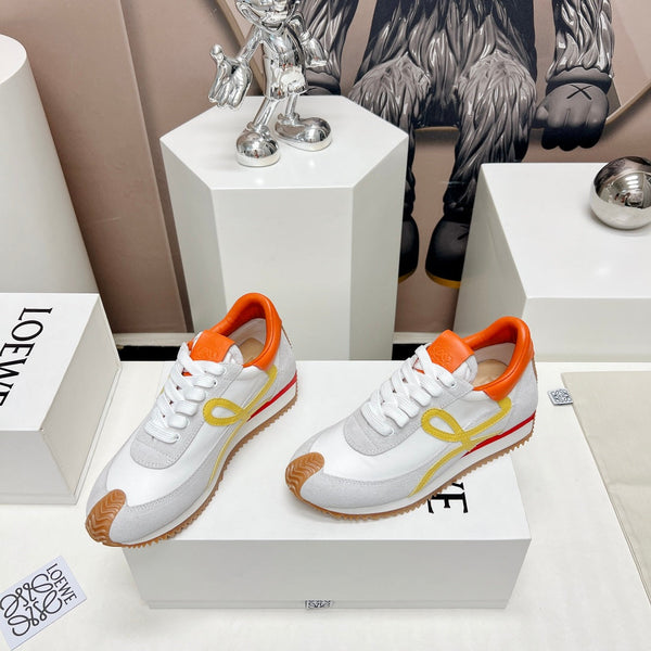 SNEAKER FLOW RUNNER IN PELLE SCAMOSCIATA E PELLE DI MONTONE COLOR GRIGIO CHIARO E ARANCIONE VIVO
