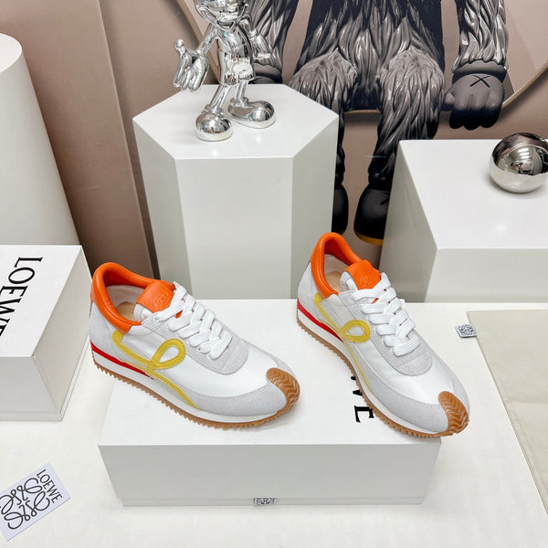 SNEAKER FLOW RUNNER IN PELLE SCAMOSCIATA E PELLE DI MONTONE COLOR GRIGIO CHIARO E ARANCIONE VIVO