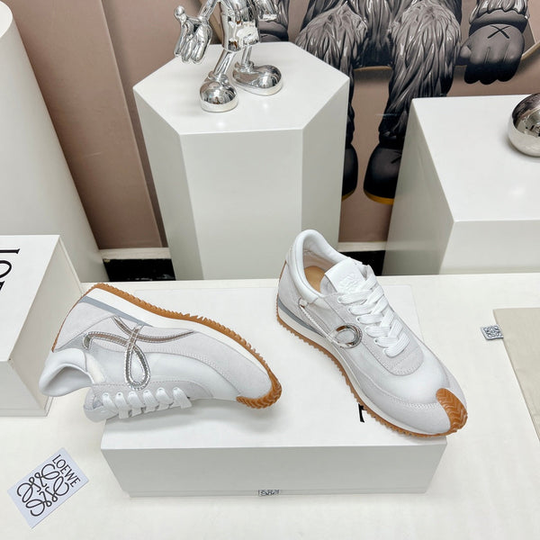 SNEAKER FLOW RUNNER IN CAMOSCIO BIANCO AVORIO E PELLE DI MONTONE