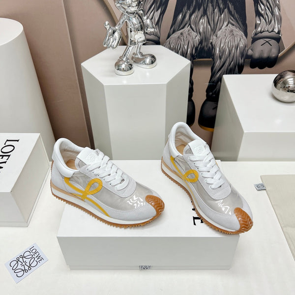 SNEAKER FLOW RUNNER IN CAMOSCIO E PELLE DI MONTONE GRIGIO CHIARO