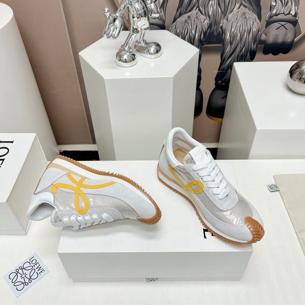 SNEAKER FLOW RUNNER IN CAMOSCIO E PELLE DI MONTONE GRIGIO CHIARO