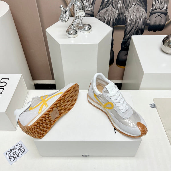 SNEAKER FLOW RUNNER IN CAMOSCIO E PELLE DI MONTONE GRIGIO CHIARO