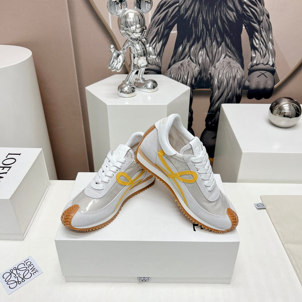SNEAKER FLOW RUNNER IN CAMOSCIO E PELLE DI MONTONE GRIGIO CHIARO