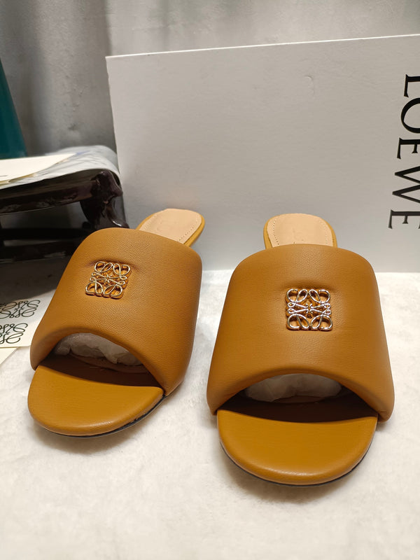Loewe Anagram Padded Mule in pelle di pecora marrone
