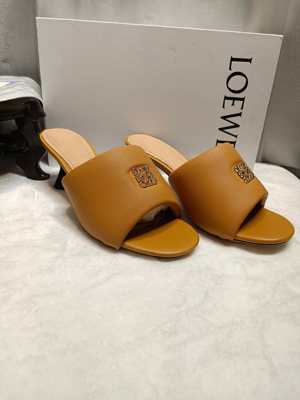 Loewe Anagram Padded Mule in pelle di pecora marrone