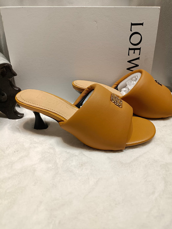 Loewe Anagram Padded Mule in pelle di pecora marrone