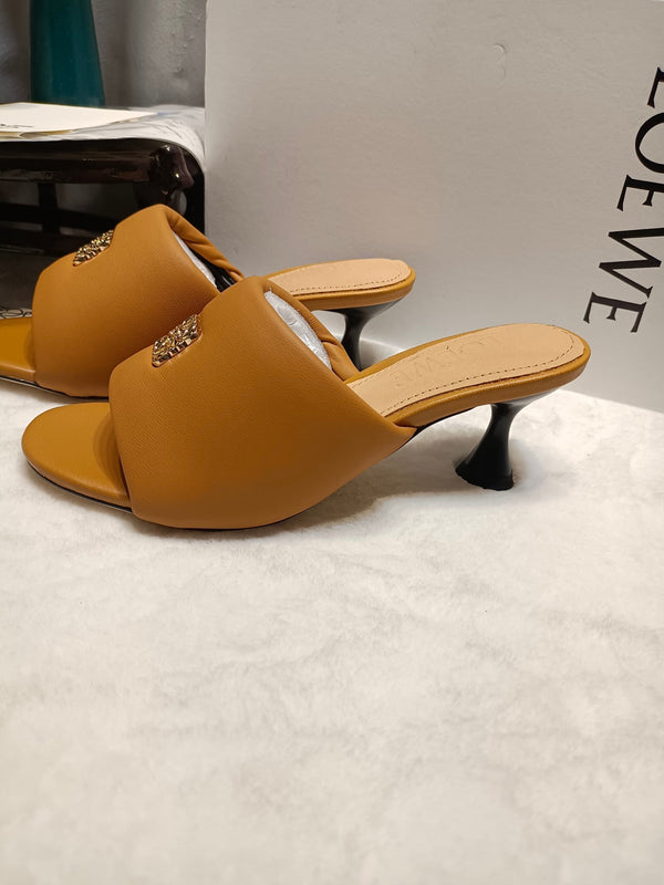 Loewe Anagram Padded Mule in pelle di pecora marrone