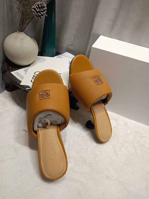 Loewe Anagram Padded Mule in pelle di pecora marrone
