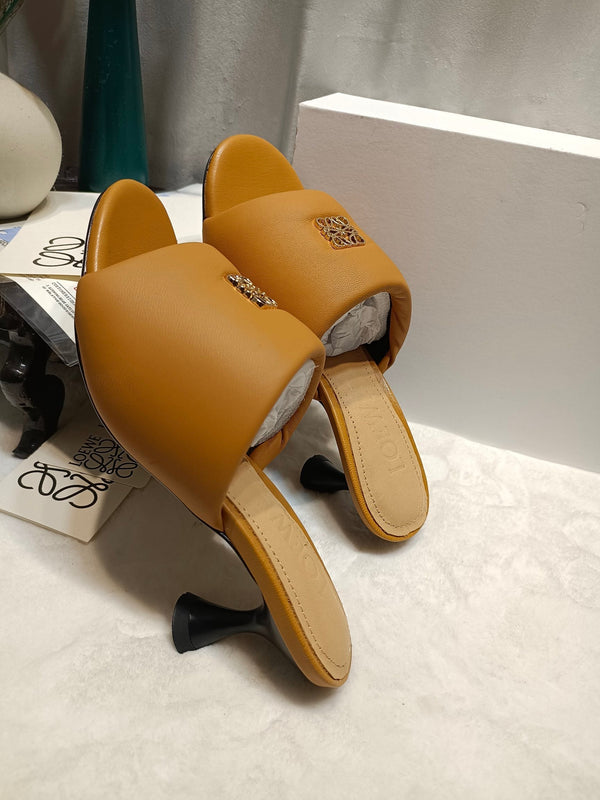 Loewe Anagram Padded Mule in pelle di pecora marrone