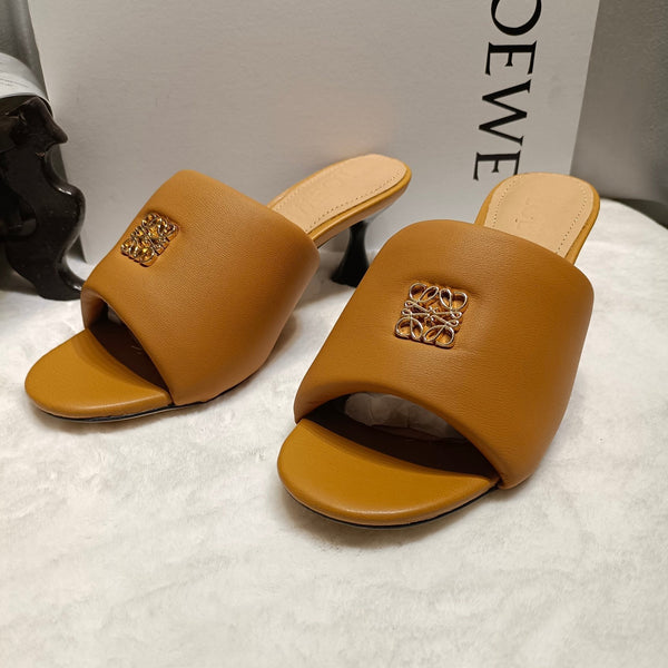 Loewe Anagram Padded Mule in pelle di pecora marrone