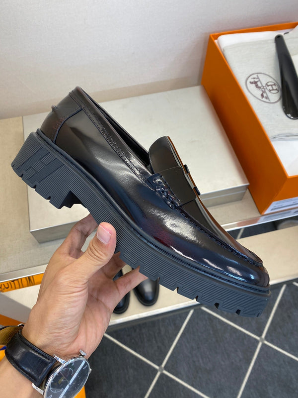 Mocassini da uomo HM in pelle verniciata nera e marrone 540806