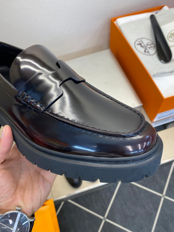 Mocassini da uomo HM in pelle verniciata nera e marrone 540806