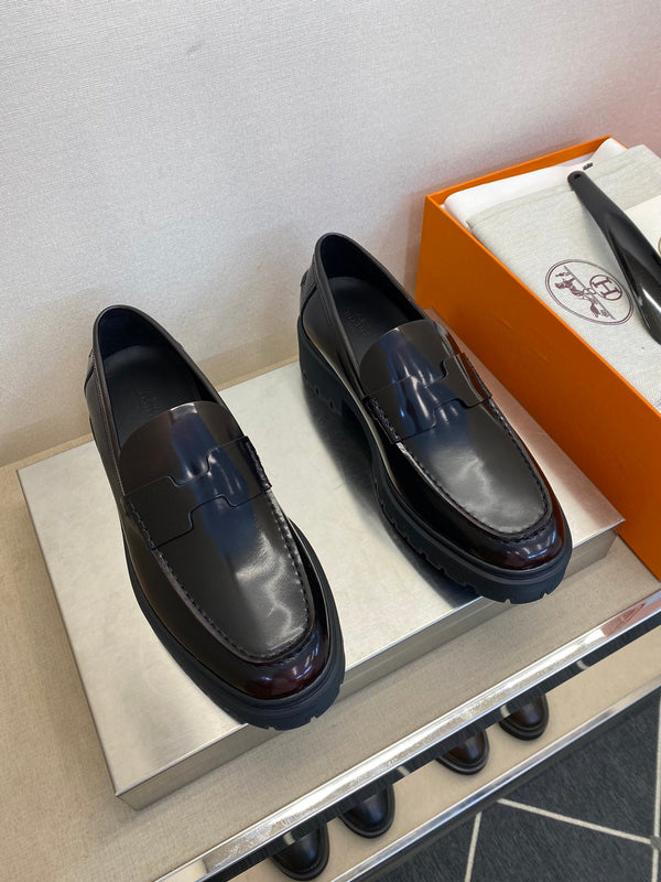 Mocassini da uomo HM in pelle verniciata nera e marrone 540806