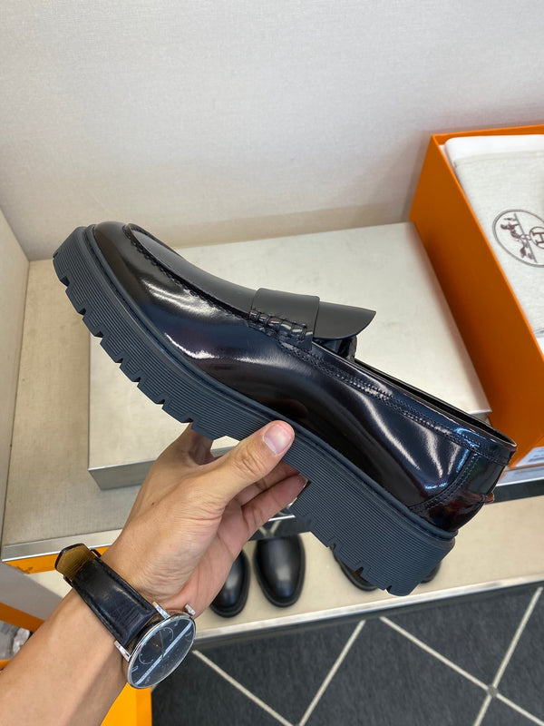 Mocassini da uomo HM in pelle verniciata nera e marrone 540806