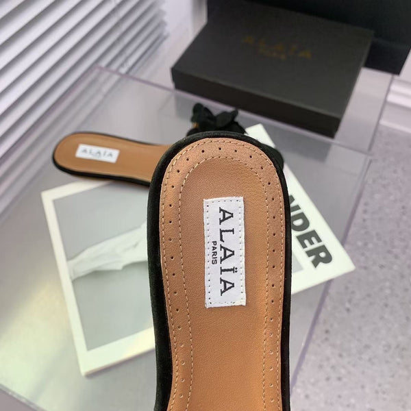 Ciabatte Alaia 25 Flower in pelle di pecora nera 293157