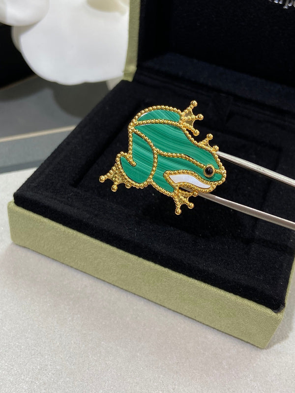 VCA Brooch 13